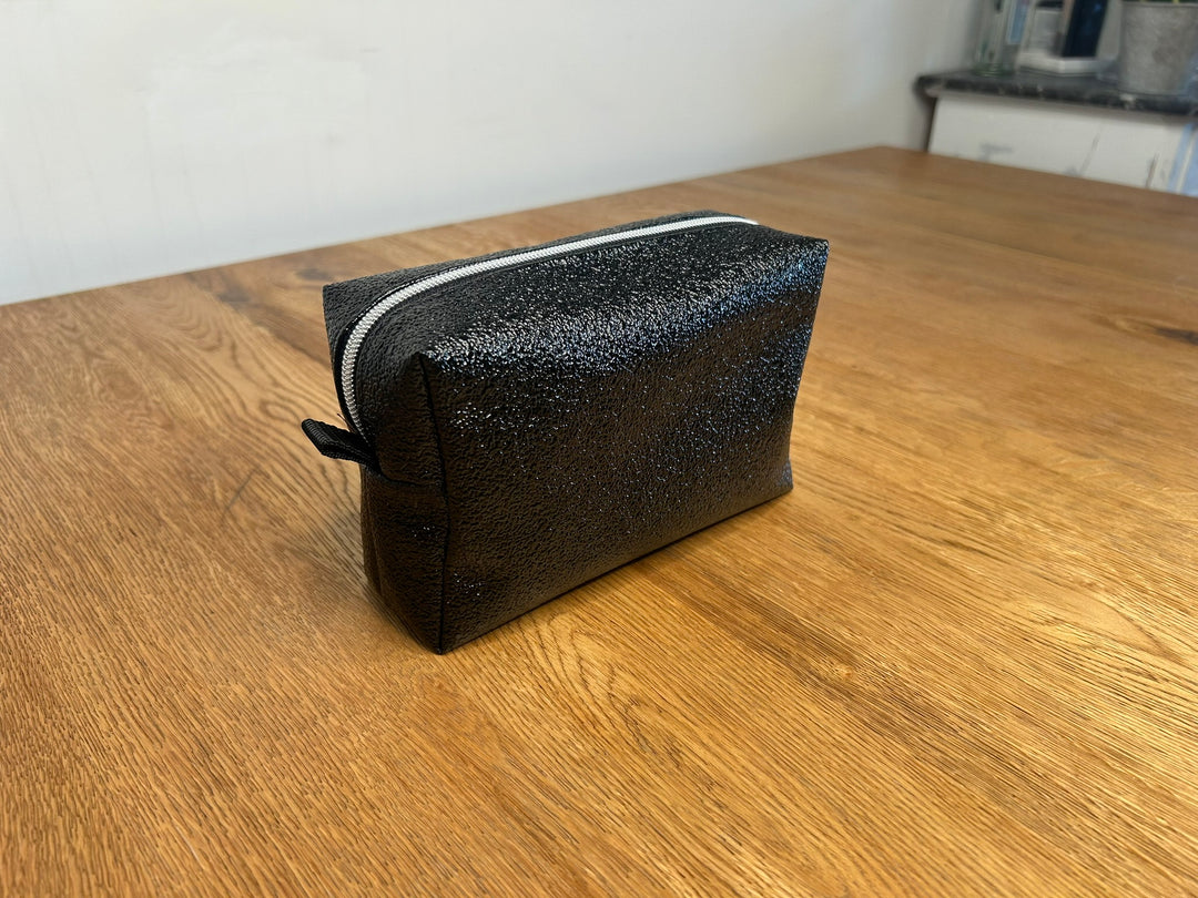 Kosmetiktasche Schwarz mit Glitzereffekt - BenBag GmbH