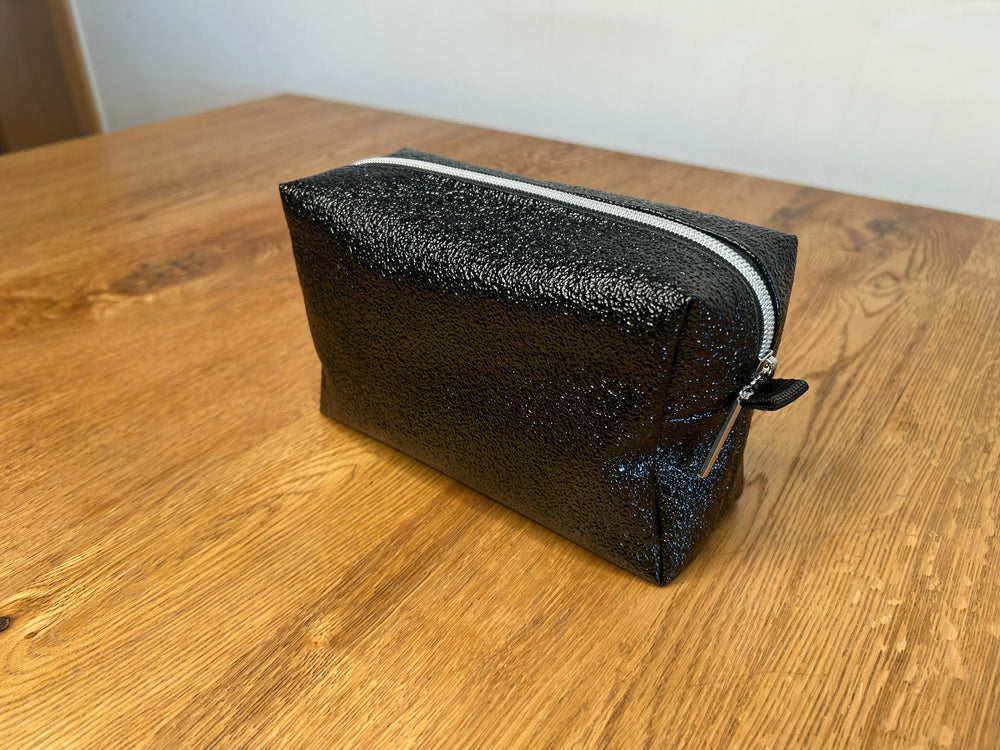 Kosmetiktasche Schwarz mit Glitzereffekt - BenBag GmbH